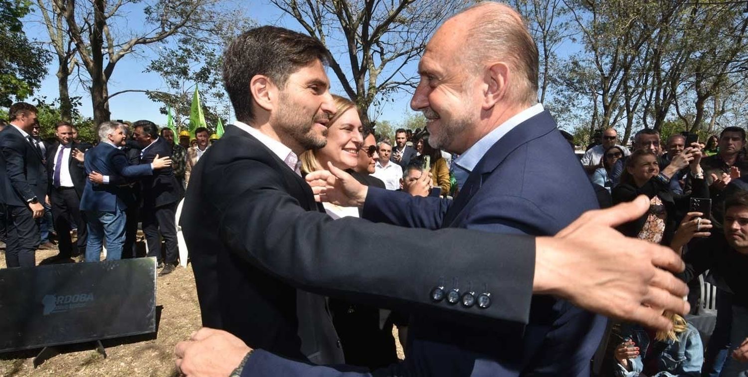 El encuentro, sumado a la foto de Coronda donde compartieron un acto, parecen marcar la transición madura que se está desarrollando en Santa Fe. Crédito: Mauricio Garín