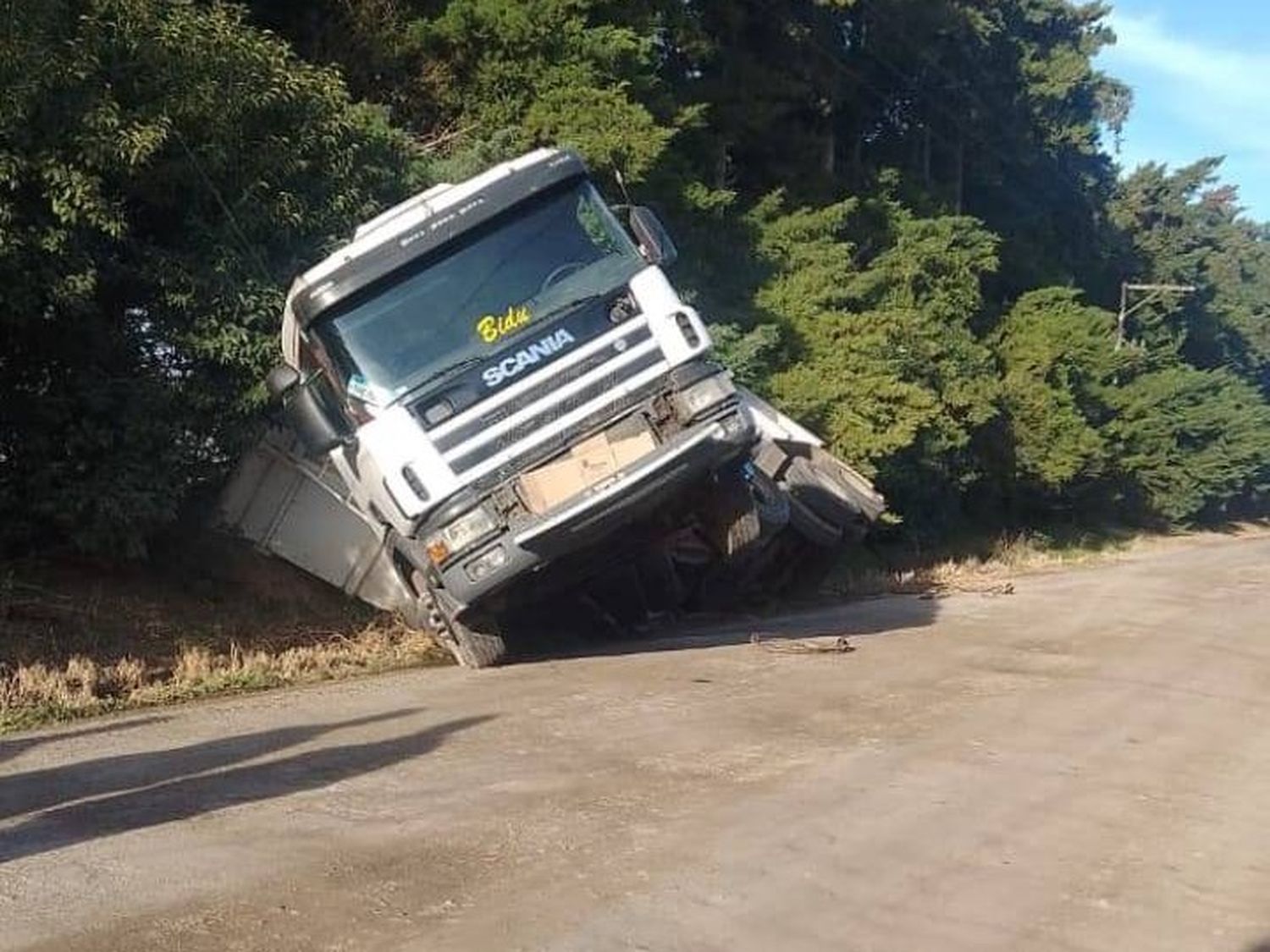 Bajo Tala: volcó otro camión arenero y crecen los reclamos por la falta de controles