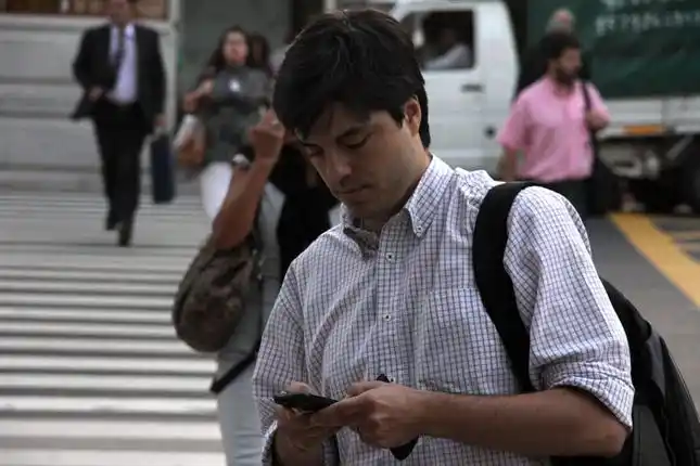Un celular transparente para evitar accidentes en la calle