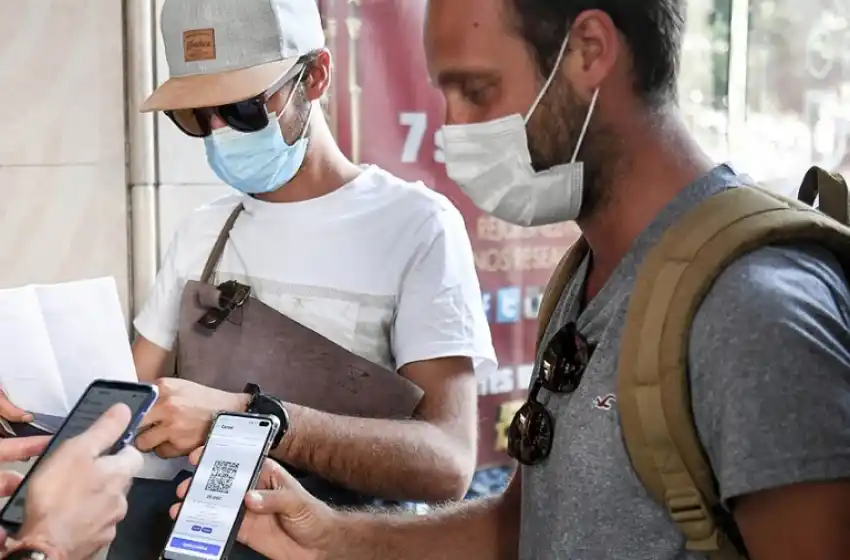 Francia impuso tres días de teletrabajo y endureció las condiciones del pase sanitario