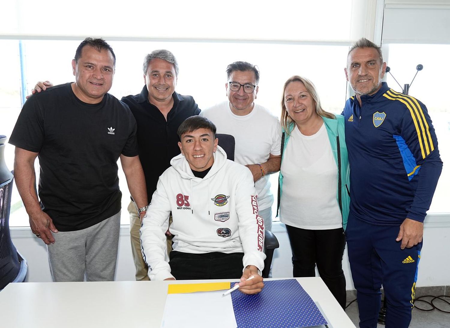 Marcelo Delgado, el representante Heber Marchioni, los padres de Ruiz y Raúl Cascini, con el jugador recientemente contratado por Boca.