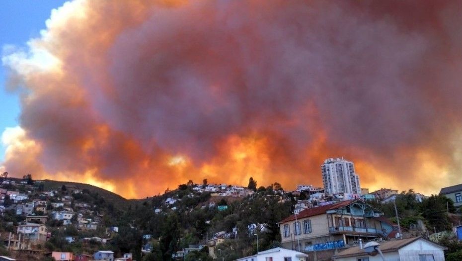 Incendio en Valparaíso: declaran alerta y evacuan viviendas