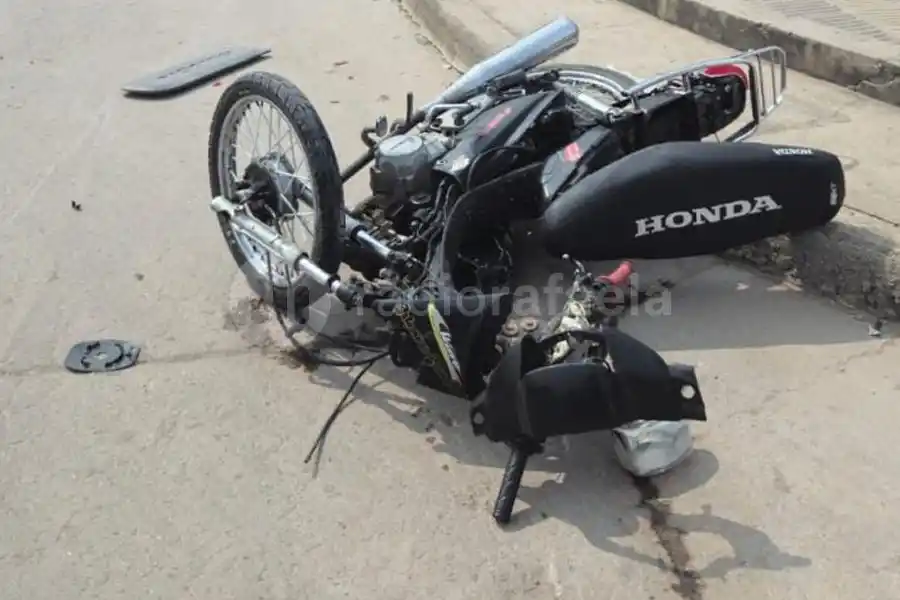 Un menor de 14 años en moto impactó contra un utilitario y sufrió graves heridas