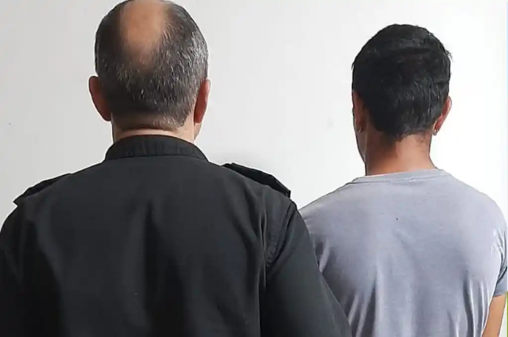 El masculino fue descubierto mientras estaba en la vivienda.