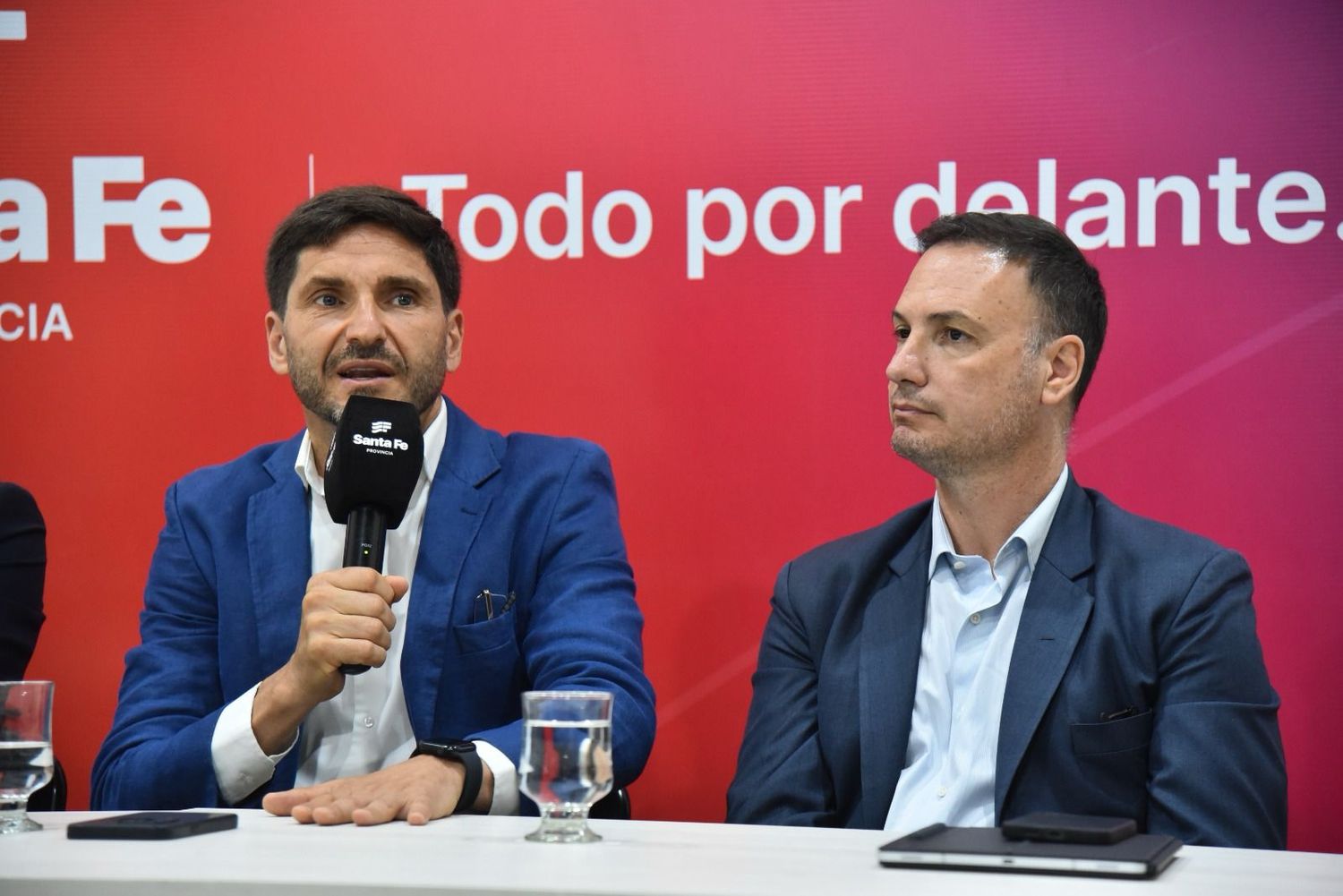 Pullaro el dial del anuncio junto al ministro de Obras Públicas Lisandro Enrico.