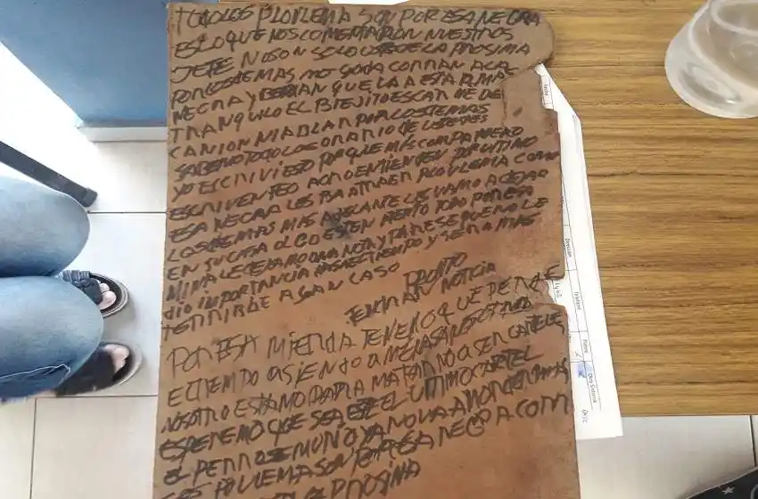 Amenazaron a los empleados de un centro comunitario: “Estamos para matar, esperemos que sea el último cartel”