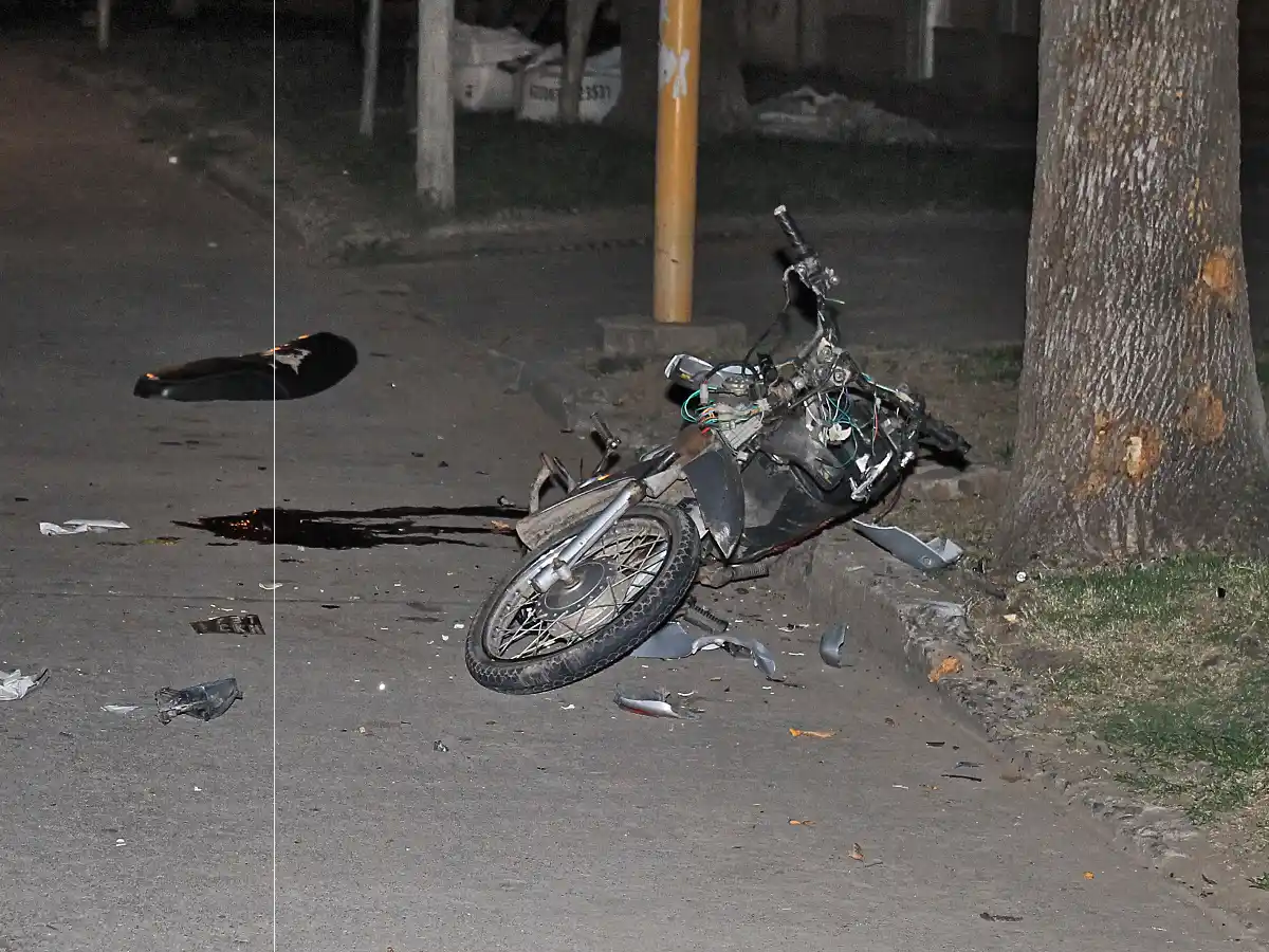 Murió joven motociclista  que chocó contra un árbol  