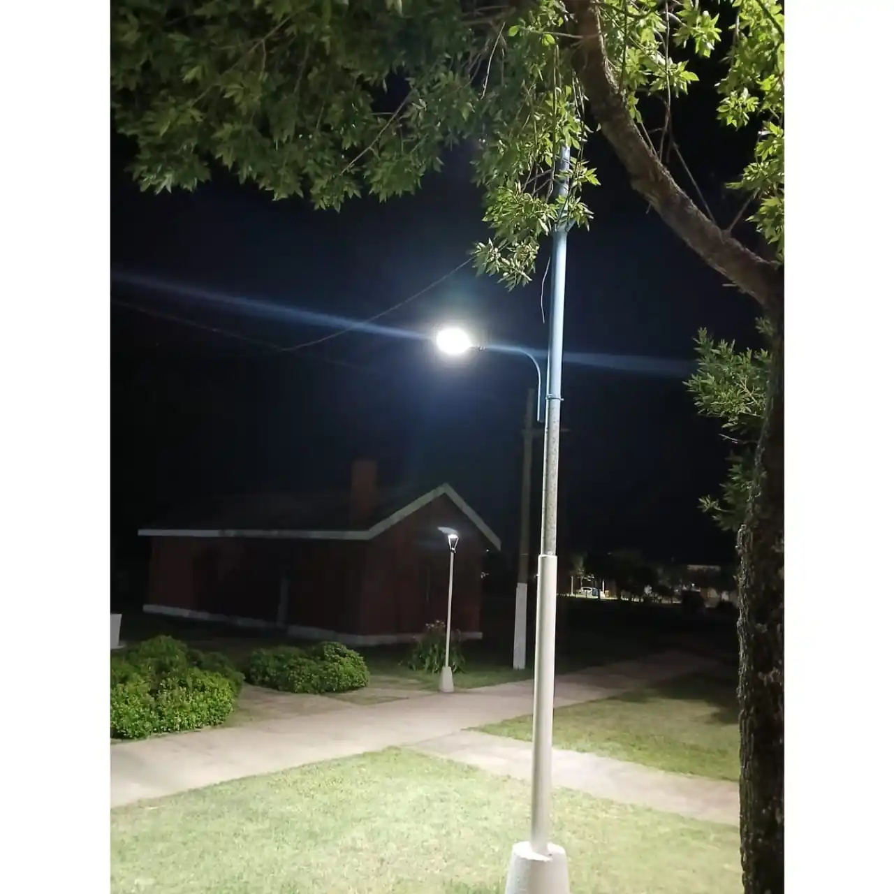 Las nuevas luces generan una mejor iluminación en las veredas.