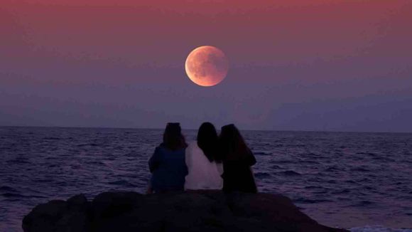 TRES FENÓMENOS EN DOS DÍAS: la luna de flores llega brillante, se convierte en superluna y luego un eclipse total la viste de rojo