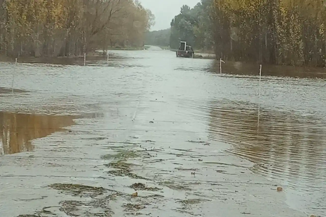 Complicado. El acceso a La Dulce por el desborde una laguna