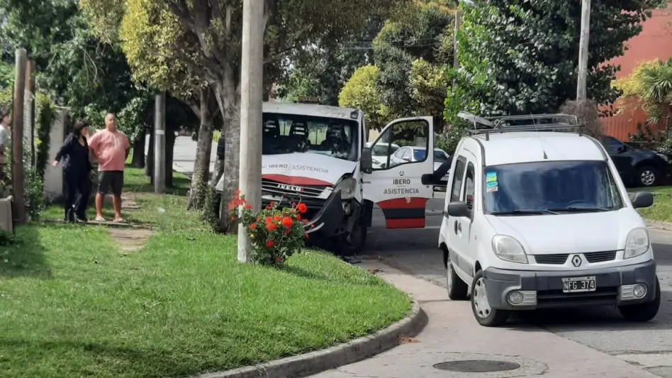 Una camioneta chocó contra un vehículo estacionado y un poste de luz: no tenía conductor