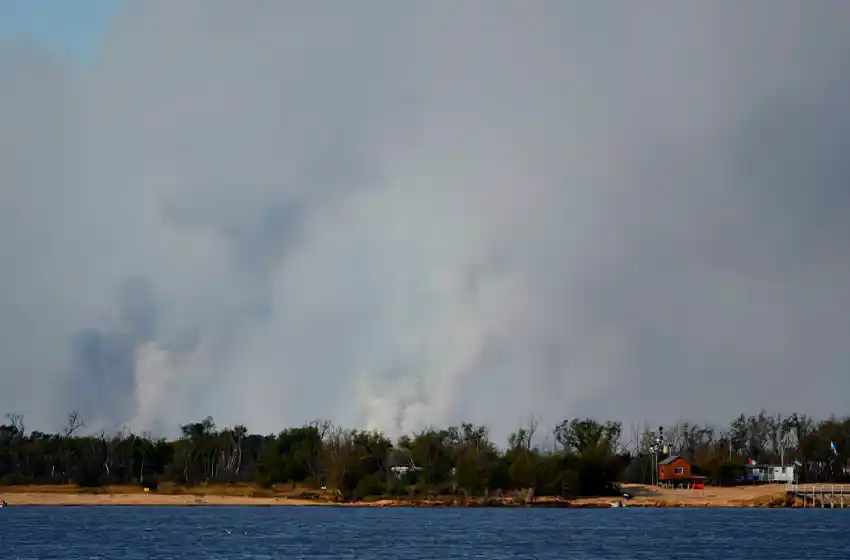 Por el humo producto de un incendio frente a Villa Constitución, la visibilidad está reducida en la autopista a Buenos Aires