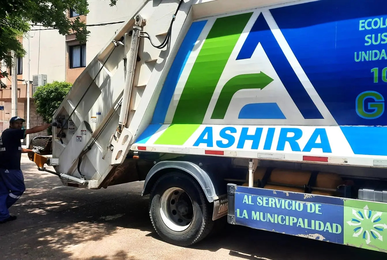 El camión recolector de residuos de la empresa Ashira.
