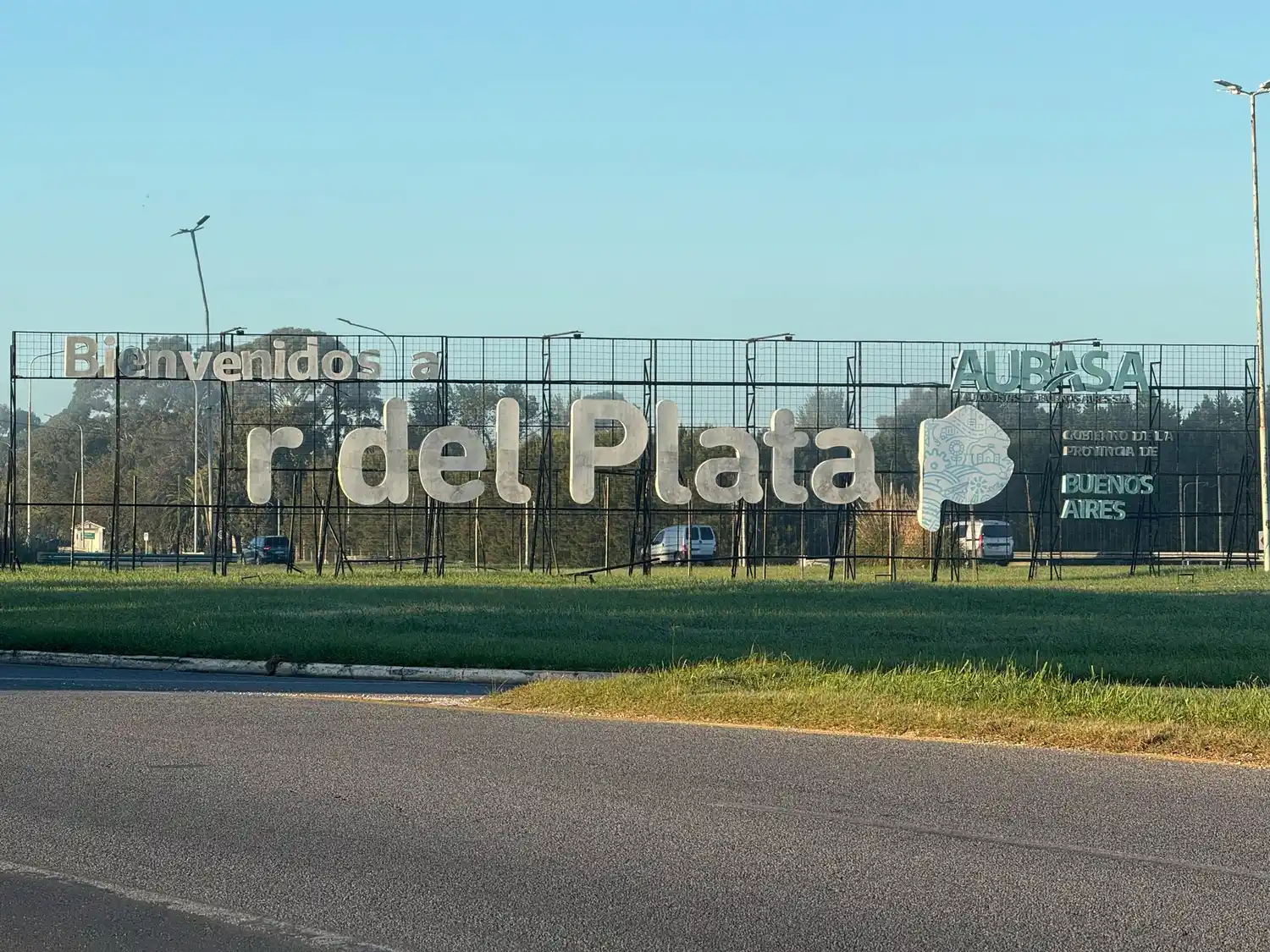 Montenegro se hartó del cartel roto que puso la Provincia en Mar del Plata: "Tengan la dignidad de sacarlo o lo saco yo"