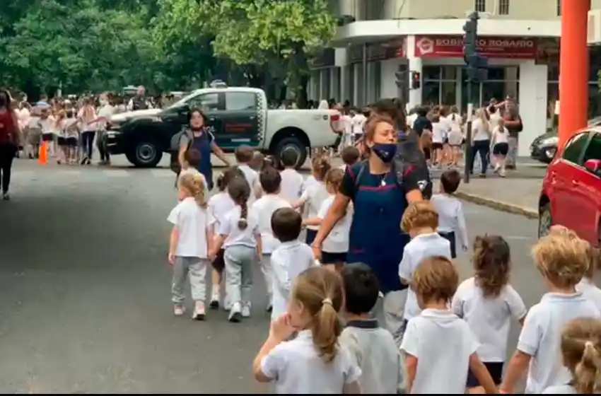 Caos en Tribunales Federales de calle Oroño por una amenaza de bomba: debieron evacuar dos escuelas