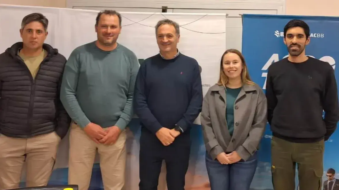 Franco Díaz y Gerardo Souto, representantes de la Cooperativa, junto a José Garibotti (ONG Desarrollar), Guadalupe Bravo y Gabriel Abregos (especialistas de la Bolsa de Bahía Blanca)