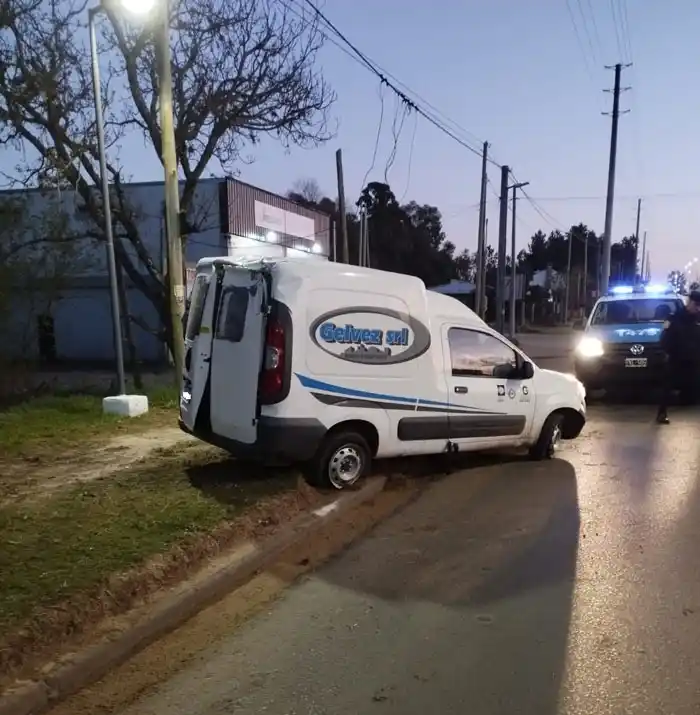 Tras volcar hospitalizaron al conductor de un utilitario 