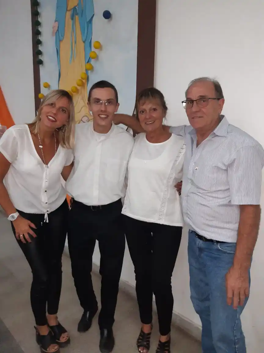 El P. Luciano Lonardi junto a sus padres y su hermana-