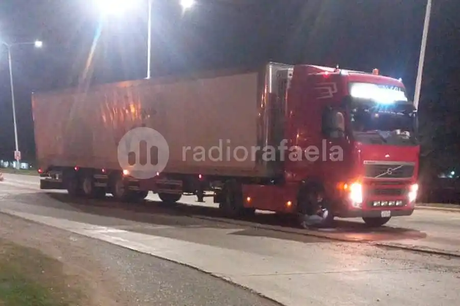 Media calzada obstruida en el acceso a Rafaela por un camión con desperfectos