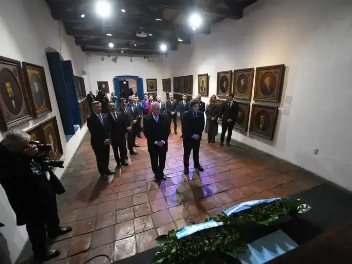 El presidente Javier Milei junto a distintos gobernadores en la vigilia del Día de la Independencia en Tucumán.