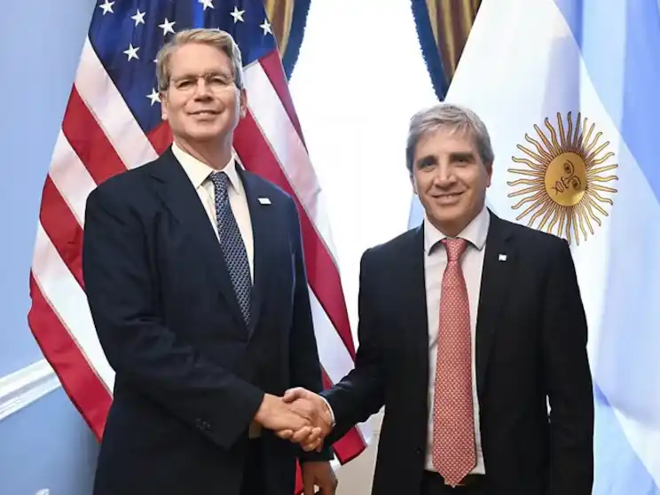 Scott Bessent oficializó el swap con la Argentina y afirmó: “No queremos otro Estado fallido en América Latina”