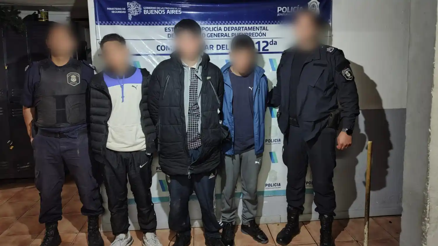 Los efectivos hallaron debajo del asiento delantero derecho una réplica de arma de fuego tipo pistola.