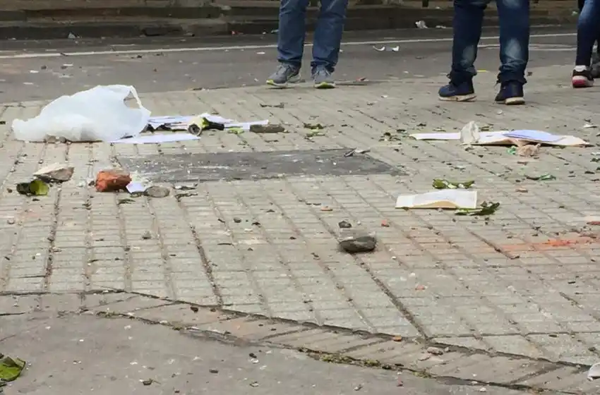 Disturbios en Santa Fe y Laprida: se arrojaron cascotazos, pavas eléctricas y botellas entre manifestantes