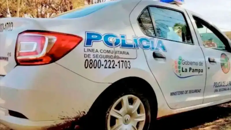 Su novio le mintió y lo abandonó desnudo en la ruta para “darle una lección”