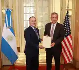 El embajador de los Estados Unidos en la Argentina, Peter Lamelas, entregó copia de cartas credenciales al canciller Pablo Quirno y así completó el trámite que lo formalizó en el cargo.