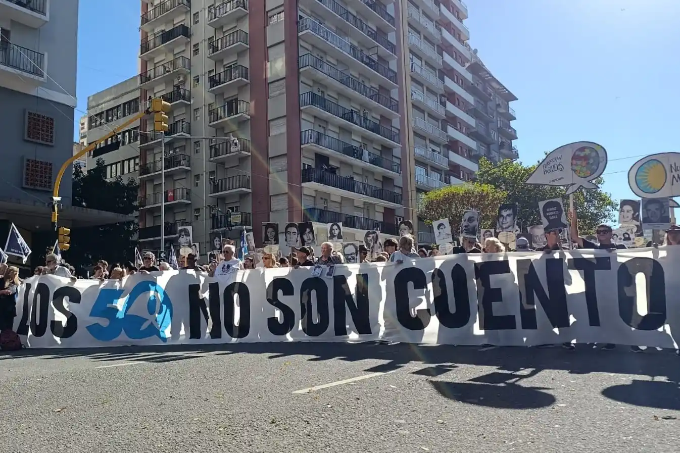 La crónica de la jornada estuvo marcada por una convocatoria multitudinaria, con columnas de organizaciones, sindicatos, agrupaciones políticas y vecinos.