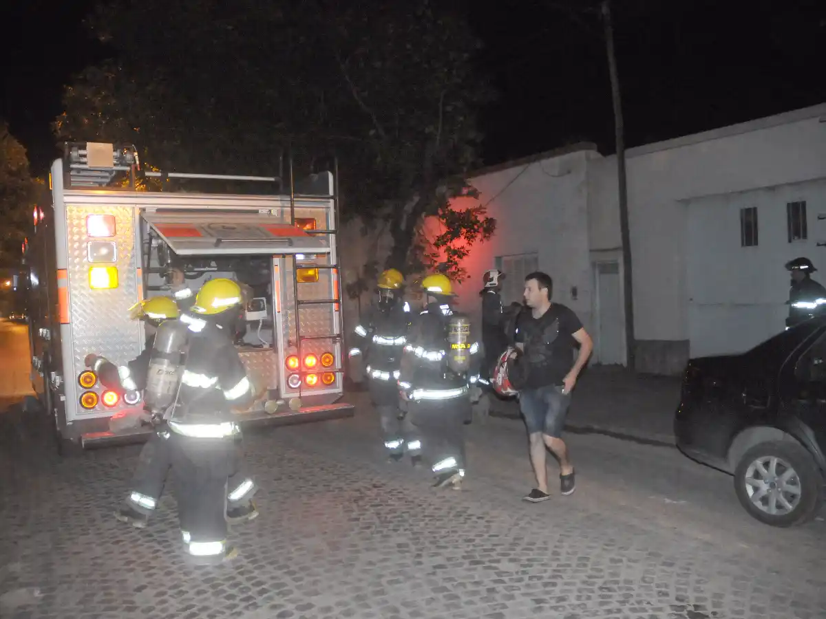 Había humo por el asado y vecinos llamaron a los bomberos 