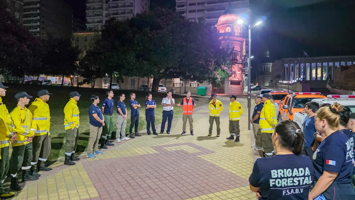Brigadistas santafesinos partieron desde Rosario hacia Chubut para combatir los incendios forestales