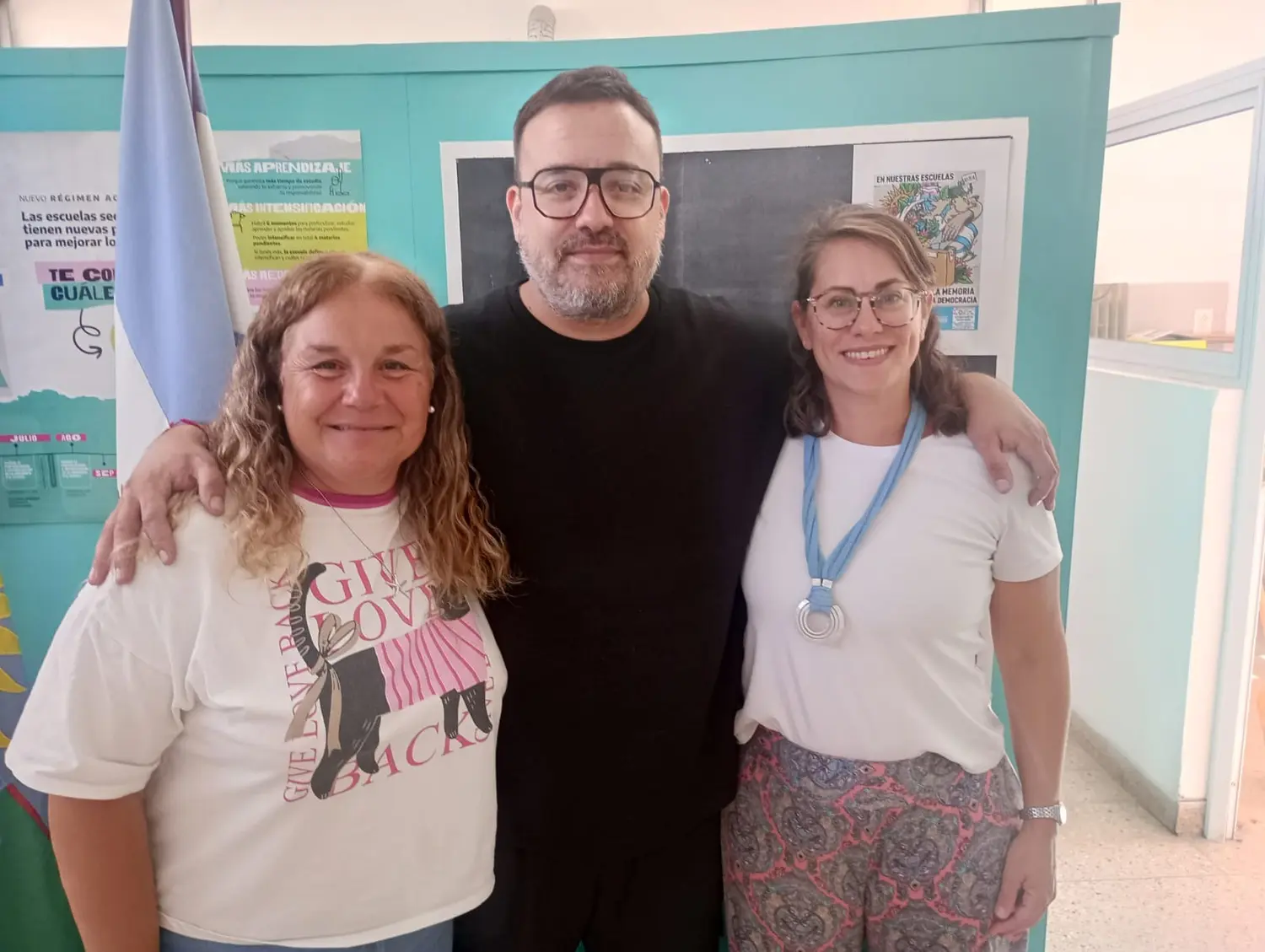 Emanuel Benítez Mendiburu junto su equipo de trabajo integrado por Marcela Grau y Nerina Baio