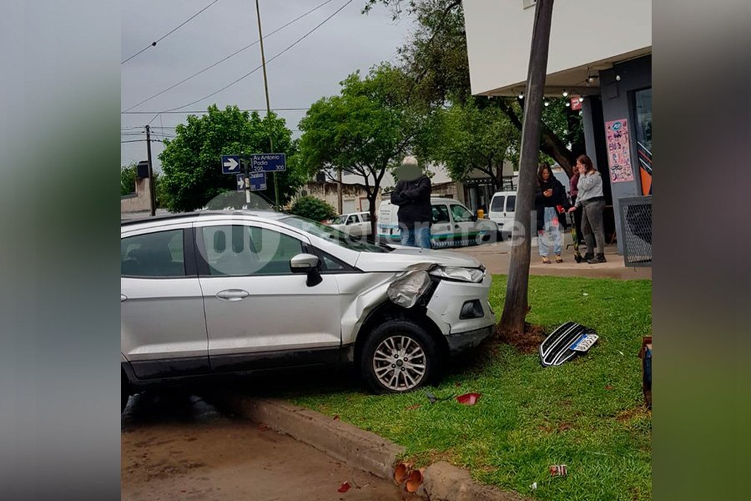 Un choque entre camionetas terminó con una de ellas incrustada en un poste