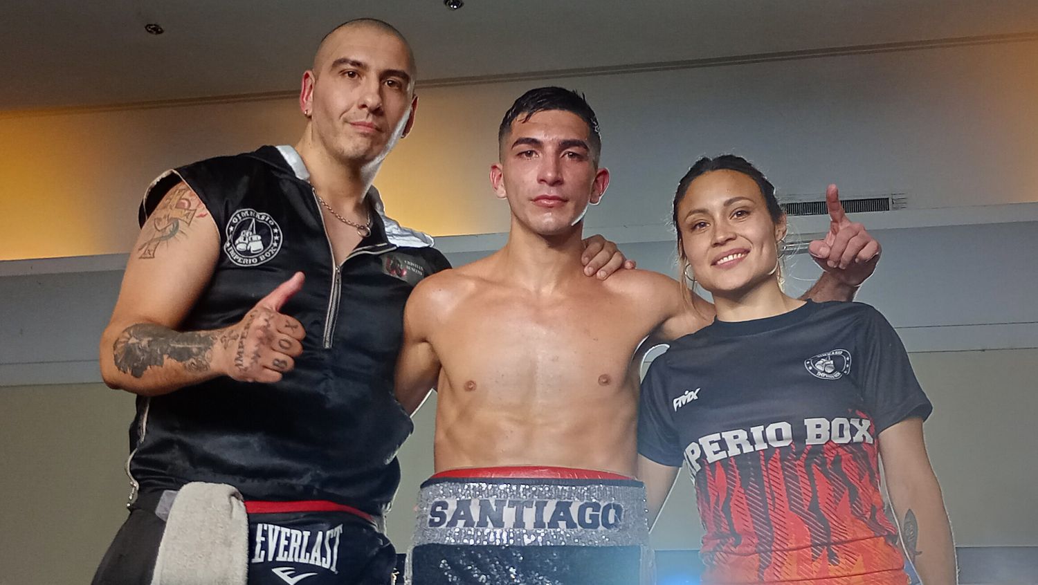Santiago Sánchez junto a su equipo de trabajo, Gabriel Monzón y Romina Sosa.