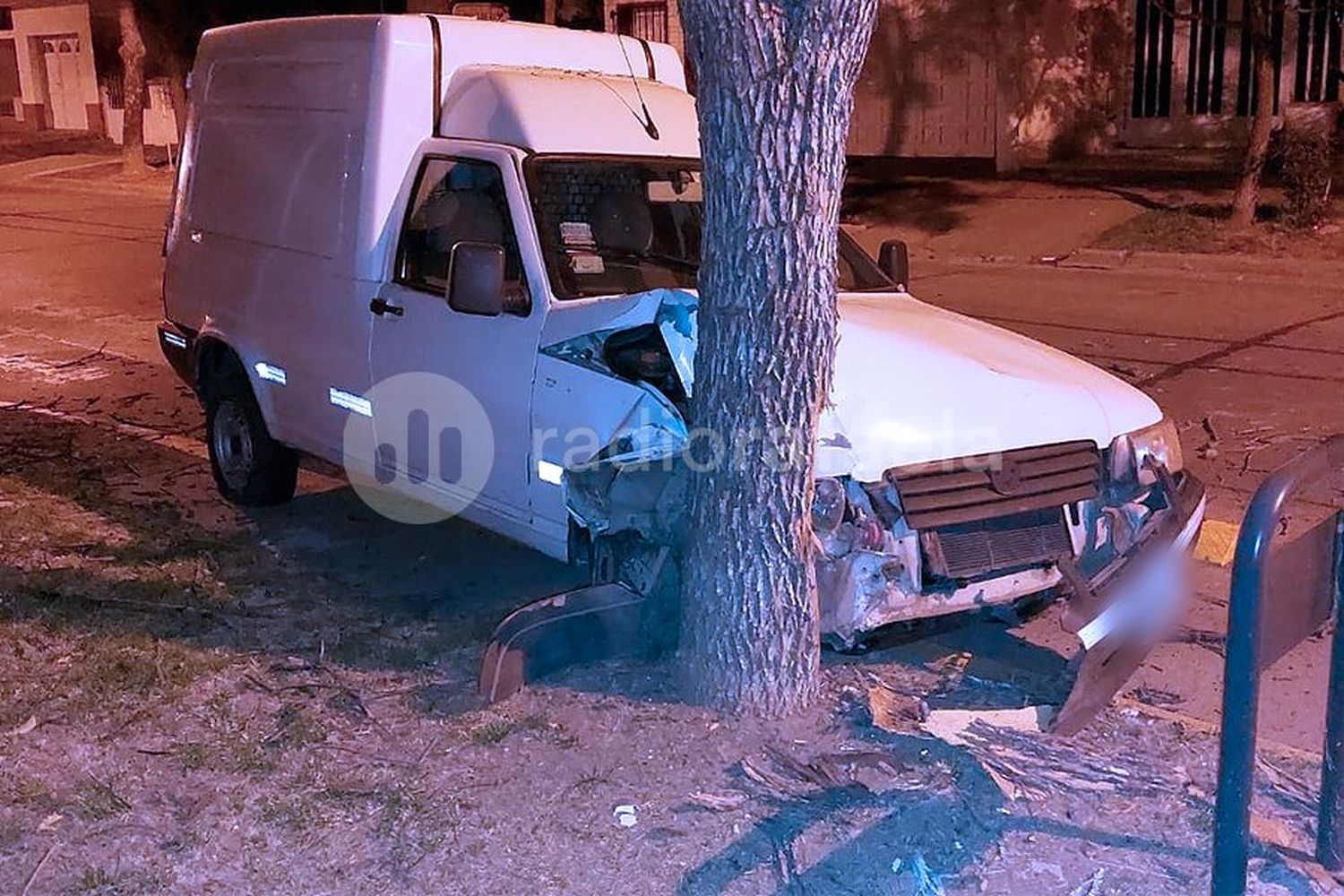 Perdió el control de la camioneta e impactó fuertemente contra un árbol: el conductor terminó desorientado