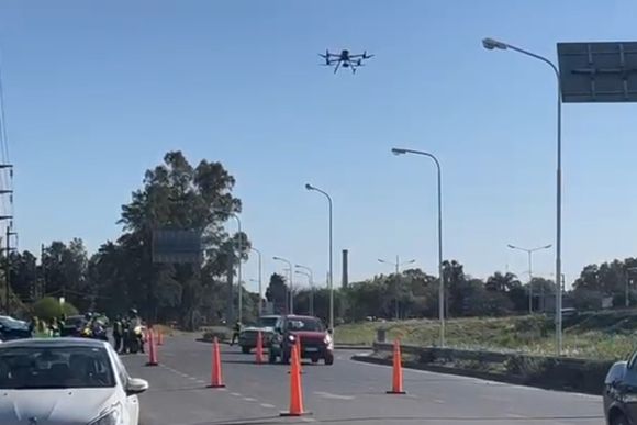 Dos adultos y un menor cayeron de la moto en la que iban por Circunvalación después de que se les pinchara una rueda