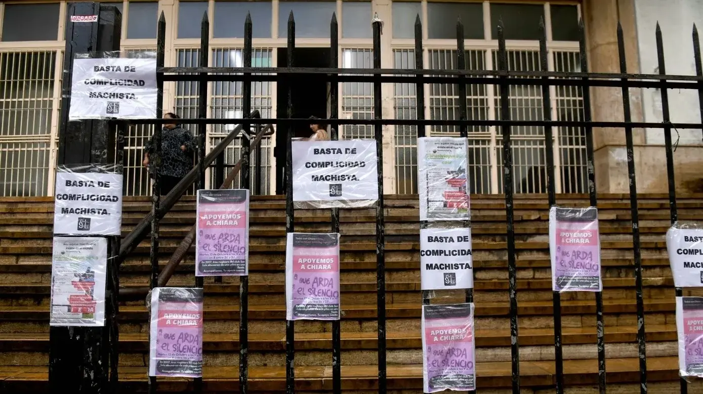 Carteles de apoyo a Chiara Canzani en las inmediaciones del tribunal platense. La joven pidió visibilizar el caso y acompañar la etapa final del juicio.