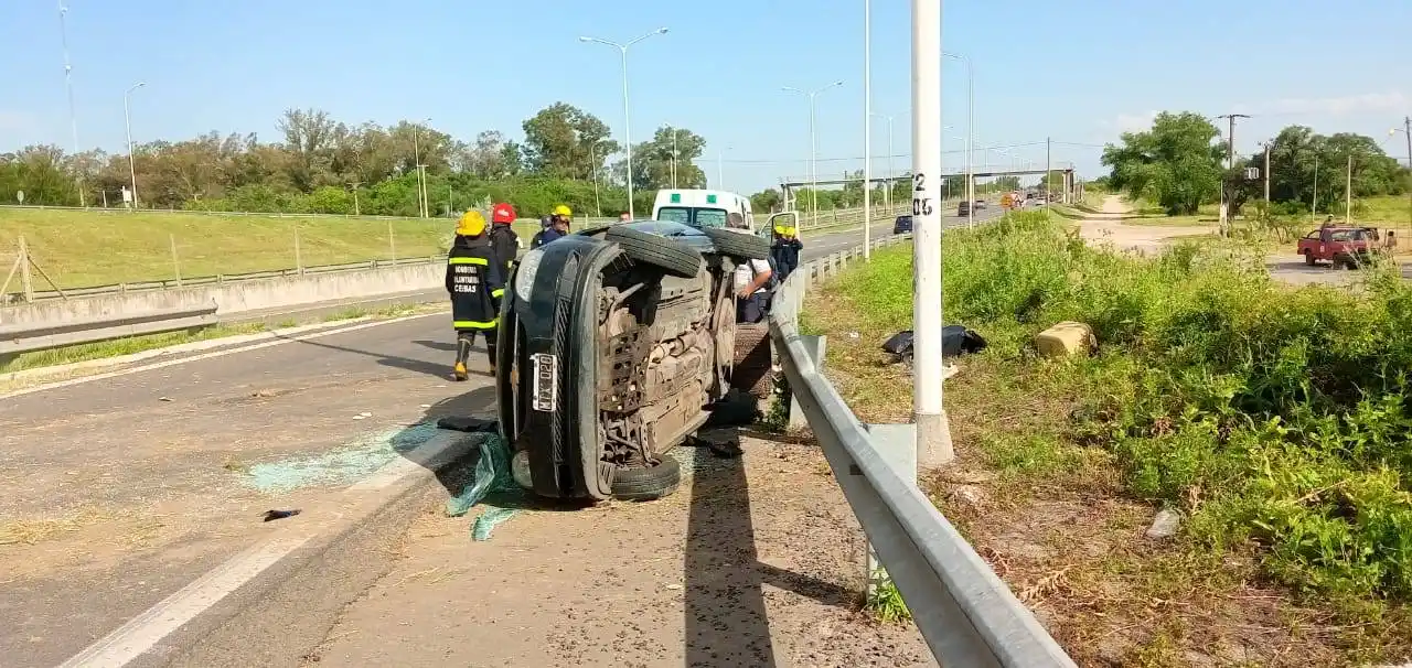 Un taxi volcó y tres personas fueron trasladadas al hospital de Gualeguaychú