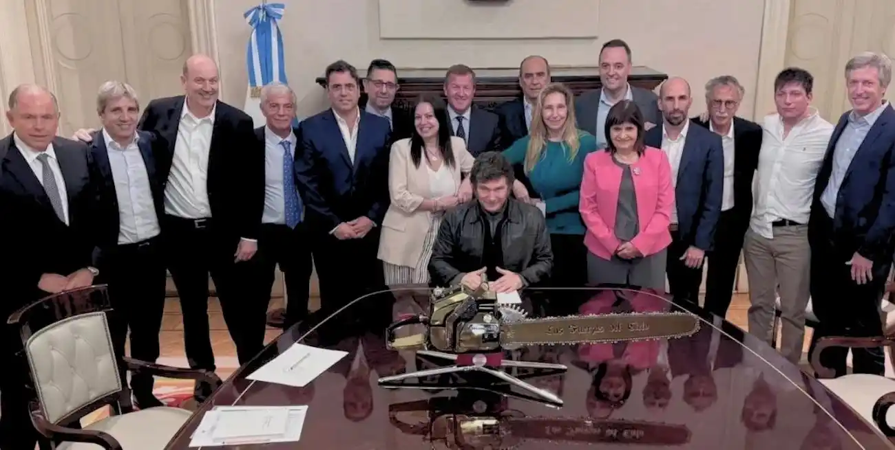 Milei junto a su gabinete y la presencia de una motosierra, un símbolo recurrente de las medidas extremas que el mandatario ha implementado desde su llegada al poder.