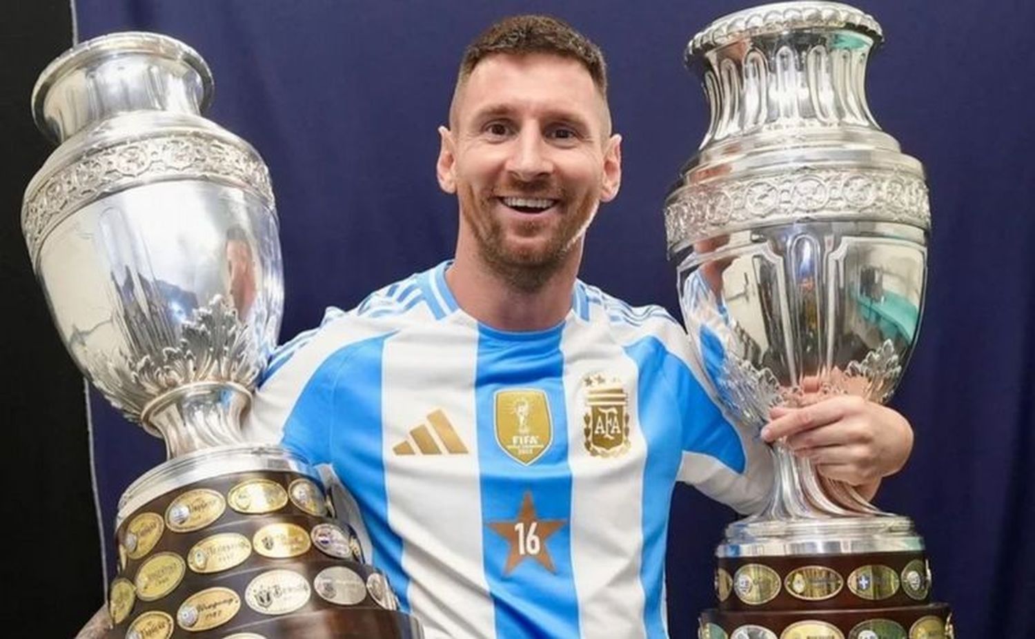 Lionel Messi, sosteniendo las dos Copa América obtenidas