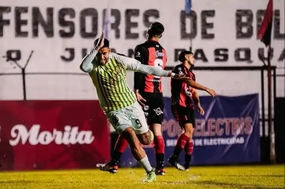 Con un doblete de Colazo, Aldosivi venció a Defensores de Belgrano