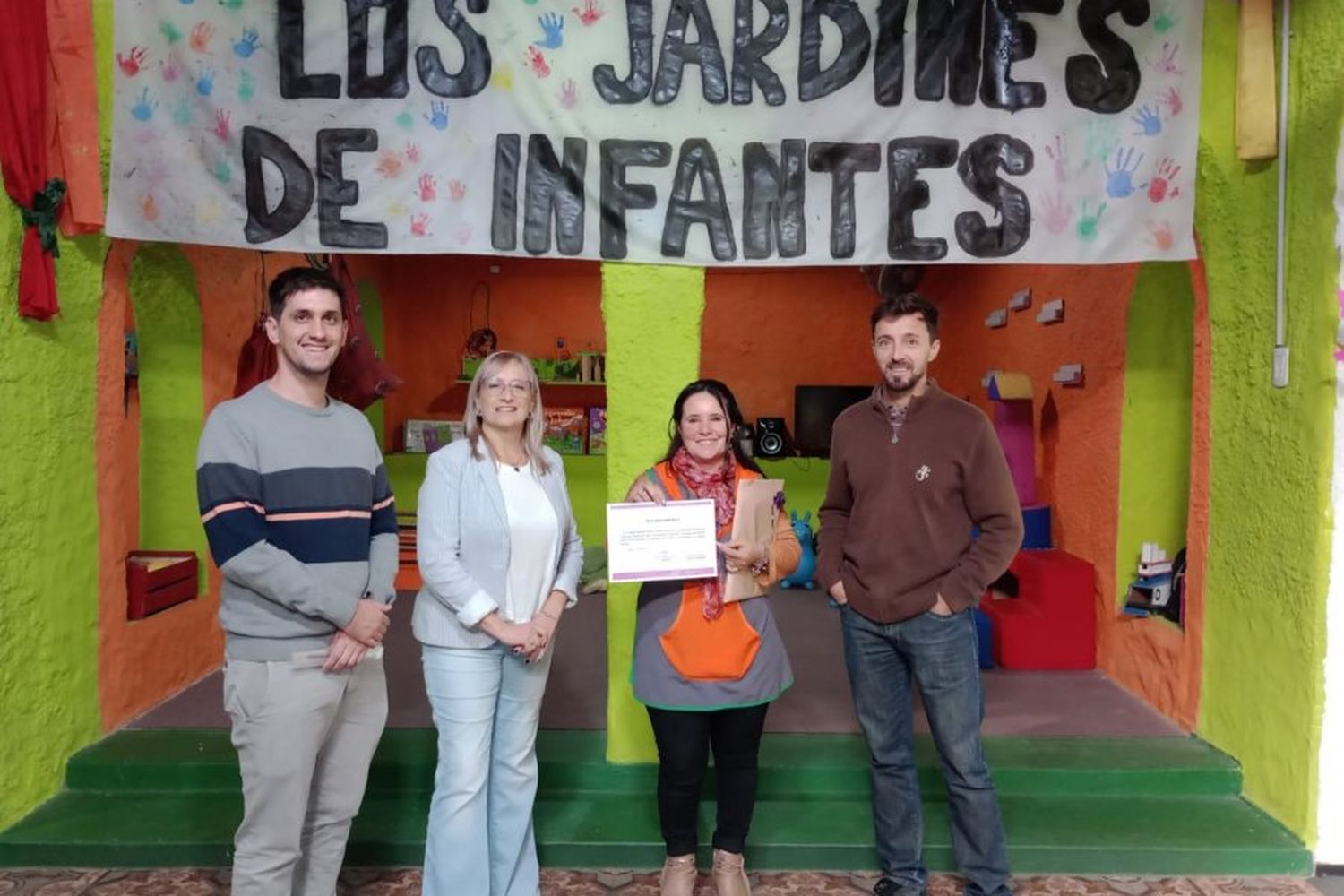 Los jardines que en esta oportunidad recibieron a la comitiva municipal fueron el Jardín Maternal “Capullitos” y el Jardín Maternal “Creciendo junto a vos”,