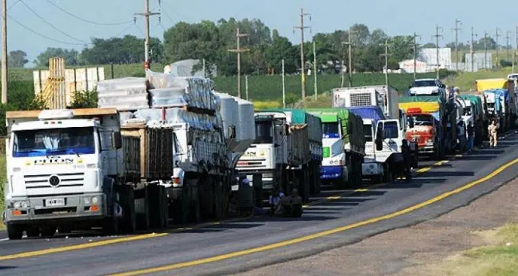 Por el fin de semana largo, restringen la circulación de camiones