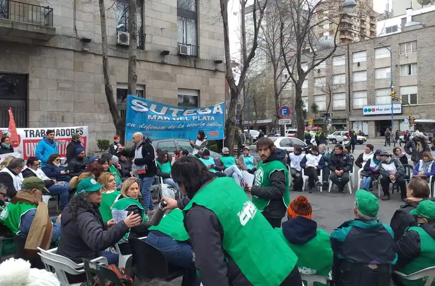 Estatales realizaron un plenario frente al Municipio: "La situación de crisis es muy compleja"