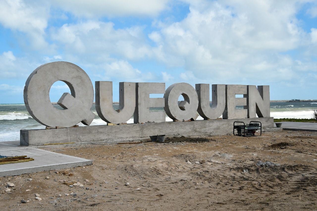 Necochea: Quequén ya tiene las letras con su nombre para las postales turísticas