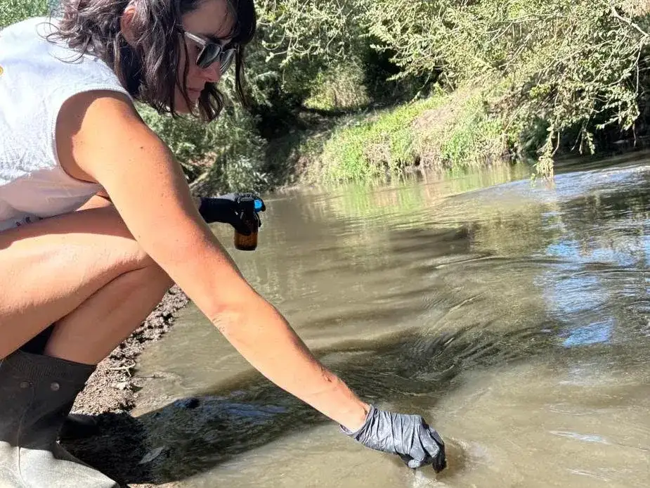 Toma de muestras. Además de analizar el agua de red, advirtieron sobre el impacto ambiental en el arroyo Langueyú.