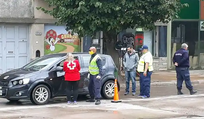 Continúan los controles en la calle y ahora toman la temperatura