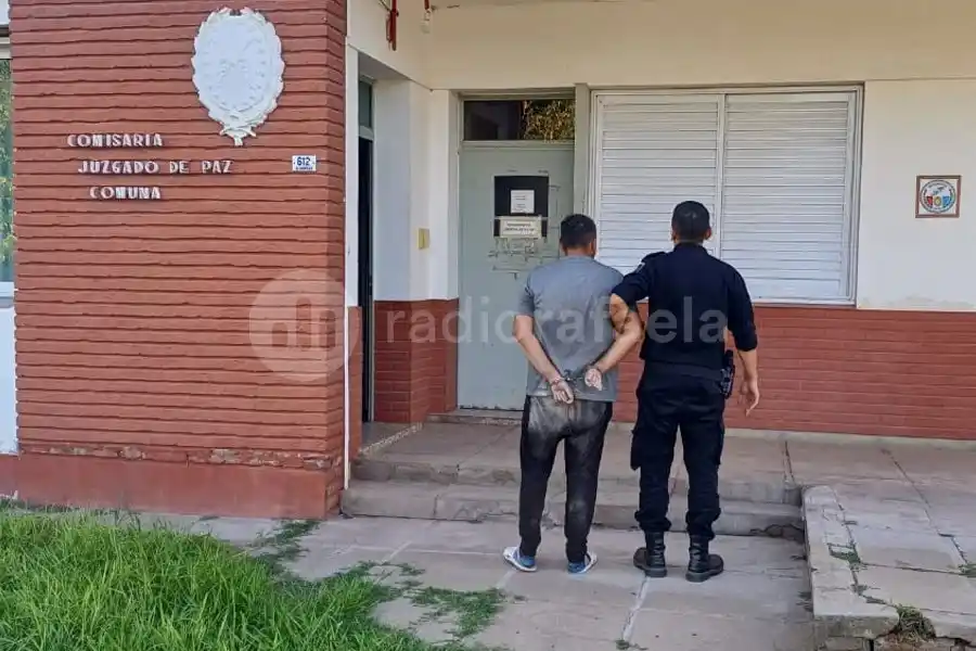 Un vecino le avisó que se metieron a su casa por la ventana y le estaban robando