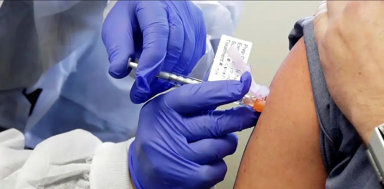 La vacuna contra el coronavirus de la universidad de Oxford generó una "doble defensa"